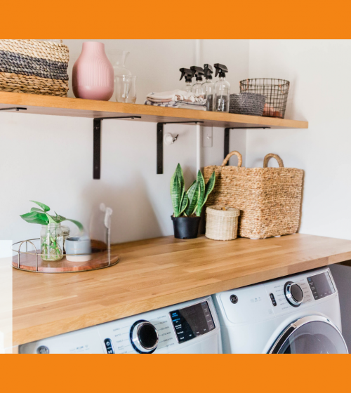 Buanderie rénovée avec plan de travail bois clair et rangements pratiques – par Sandrine Férin, La Maison Des Travaux de Marmande.