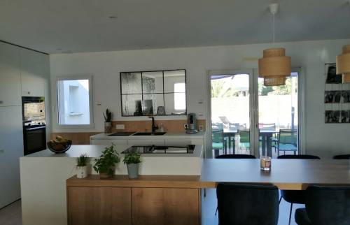 Vue sur l'extension de l'îlot et la table