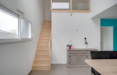 Création d’un escalier en bois massif laqué blanc à Vertou (44)