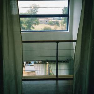 Réhabilitation et aménagement d'une maison en pierre - Passerelle et baies vitrées