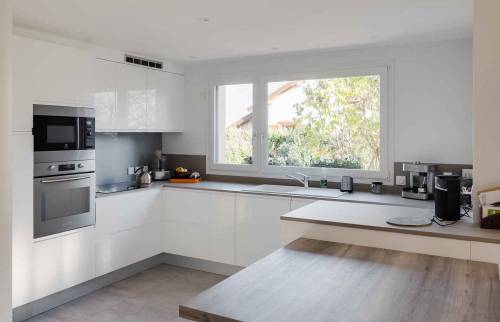 cuisine équipée blanche avec une table en bois