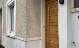 Installation d'une porte d'entrée en bois sécurisée sur une maison - Cholet 49300