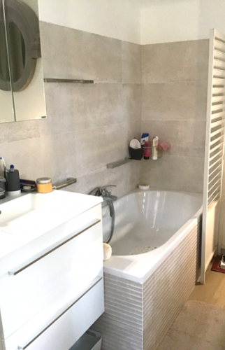 Salle de bain privative ouverte dans la chambre
