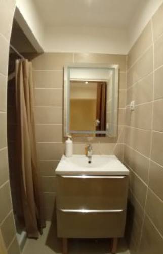 T2 rénové Aix-Les-Bains salle de bain avant 1