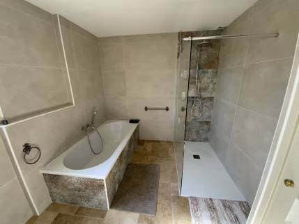 Salle de bain rénovée avec baignoire et douche de plain-pied - Montpellier 34000