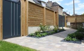 Aménagement de jardin paysager avec allées en pierre de Bourgogne et changement de portail à Vauréal (95490)- 