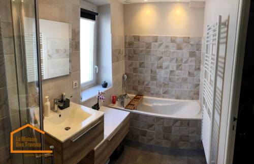 Salle de bain avec baignoire 