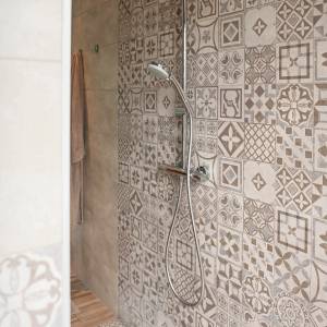 Ambiance spa avec revêtement effet carreaux de ciment – rénovation salle de bains Haguenau