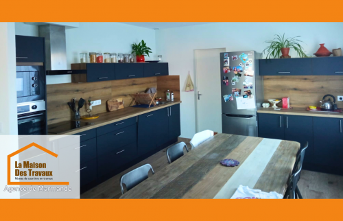 Nouvelle cuisine à Ste Bazeille : design bois et noir, implantation pratique et esthétique, rénovation signée La Maison Des Travaux Marmande.