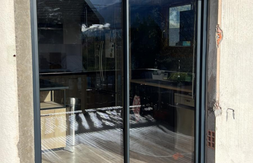 Pose de la baie vitrée - bureau d’étude 73, maçon 73, façadier 73, menuisier 73, électricien 73, plombier 73, carreleur 73, charpentier 73, peintre 73, paysagiste 73