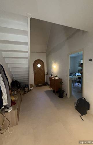 Rénovation d’une entrée : une transformation complète pour valoriser l’arrivée dans la maison avant