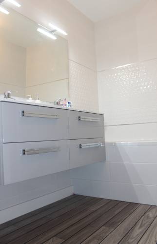 Salle de bain avec verrière à Beauvais par La Maison des travaux