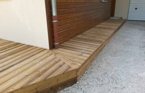 Après les travaux : terrasse en pin thermotraité