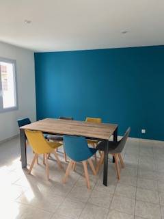 Accord parfait entre bleu audacieux et blanc mate