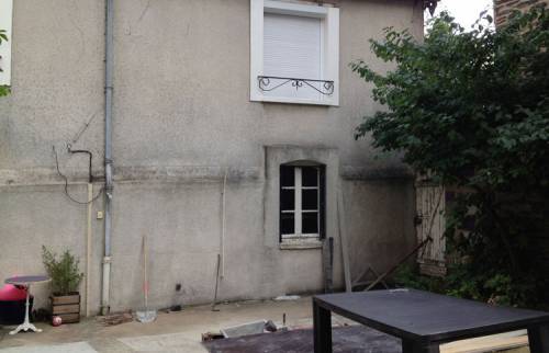 Mur avant changement avec une petite fenêtre