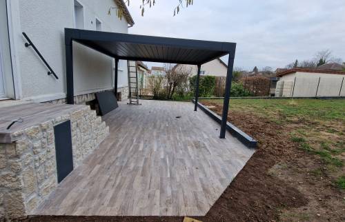 Pergola bioclimatique et terrasse carrelée imitation parquet