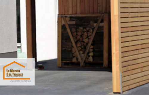 Ce garage en bois est une véritable réussite, tant sur le plan technique qu’esthétique. Construit à partir d’une charpente en bois massif, il garantit une solidité et une longévité exceptionnelles. 