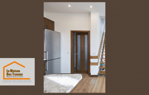 Les murs, vieillis par le temps, ont été rafraîchis avec des teintes claires et lumineuses, créant une atmosphère apaisante et contemporaine.