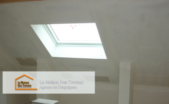 es artisans qualifiés proposé par Yohan Le Gourrierec ont entamé les travaux en préparant la structure pour accueillir le Velux. 