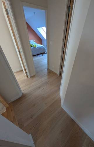 Couloir rénové à l’étage – circulation repensée et harmonisée