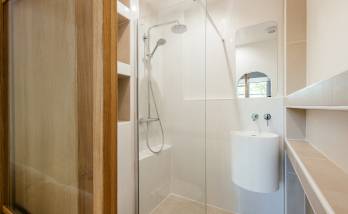 Salle de douche moderne avec une paroi en verre à Paris 16e