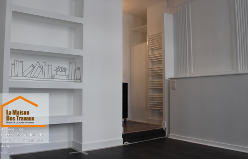 Les bibliothèques intégrées 📚, élégantes et fonctionnelles, optimisent les espaces de rangement. 