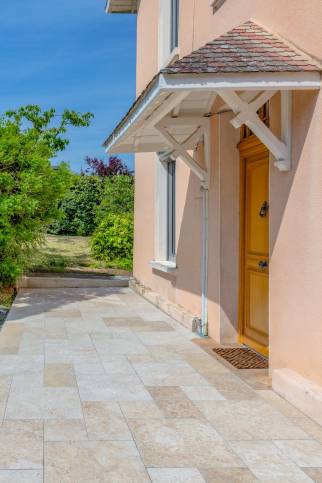 Aménagement d'une terrasse en pierre et d'une cour en pavés, maison à Lissieu (69380)