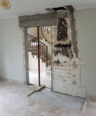 Dépose de l'ancienne cheminée et ouverture du mur porteur pour modifier les accès