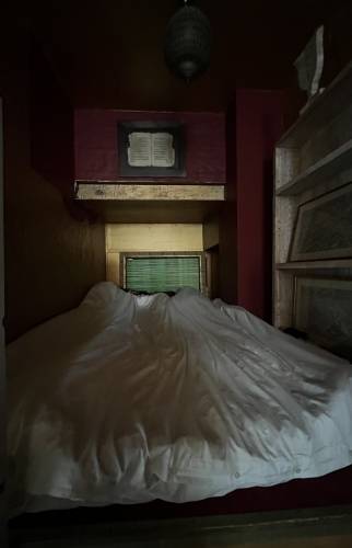 Avant les travaux - un coin nuit dans cette chambre sombre