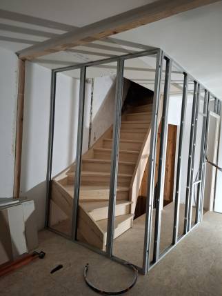 Pose de rails à placo pour cloisonner la cage d'escalier - Saint-Jean-le-Vieux 01640