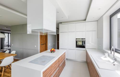 Cuisine design blanche et bois dans une maison à Bidart