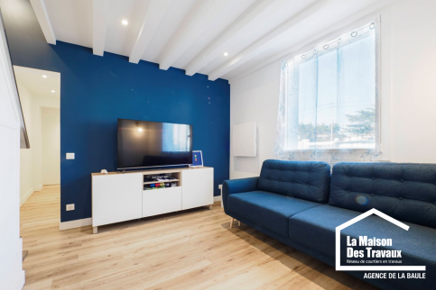 Bleu intense dans ce salon