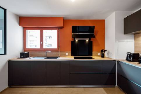 Projet de cuisine gris anthracite et Orange avec verrière, Lyon quai de Saone : evier, rangement, espace cuisson, hotte