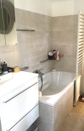 Salle de bain privative ouverte dans la chambre