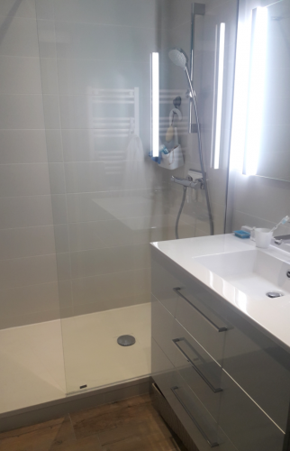Salle de bain 1 entièrement rénovée