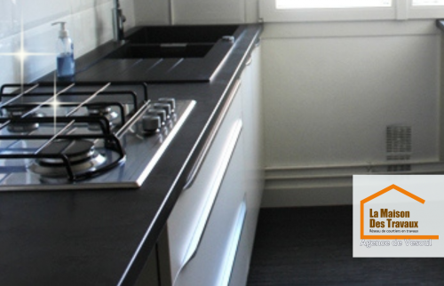 Plan de travail et équipements modernes installés avec précision, garantissant qualité et ergonomie.