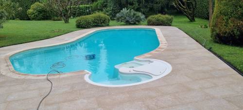 Travaux terminés : une belle plage de piscine en carrelage