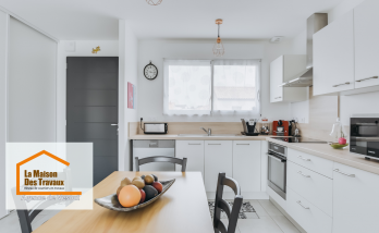 Cuisine rénovée 🍽️ : Une cuisine moderne et fonctionnelle avec des rangements optimisés, des équipements intégrés et une belle luminosité naturelle.