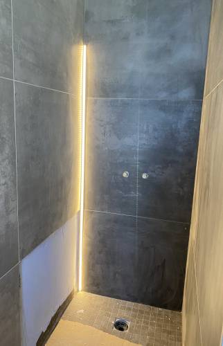 Eclairage intégré dans la douche 