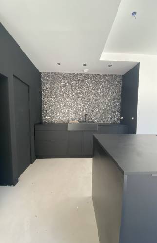 Intégration d'une buanderie profitant des réseaux d'eaux et évacuation 