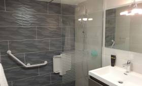 Salle de bains avec douche PMR à Chaniers