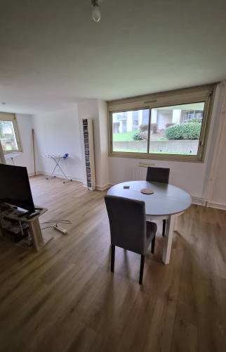 Vue de la rénovation du sol dans le séjour