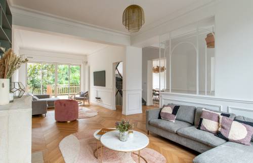 Salon accueillant et moderne au Vésinet