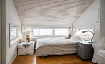 Chambre d'enfant sous combles - aménagement avec ouvertures sur mur pignon à Marines (95640)