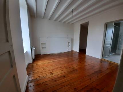 Chambre rénovée avec tête de lit sur mesure (Mathieu 14920)