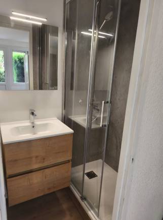 renovation-studio-metabief-locatif-05-salle-de-bain-apres-renovation