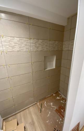 Pose des faiences et carellage de la salle de bain au rez-de-chaussée rénovée à Alés 