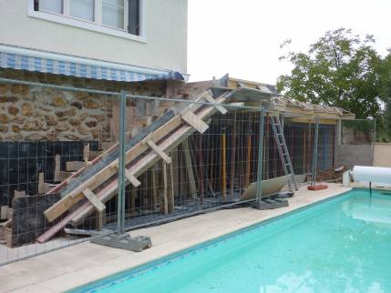 Création d'un escalier extérieur d'accès au toit-terrasse de l'agrandissement de maison - Le Raincy 93