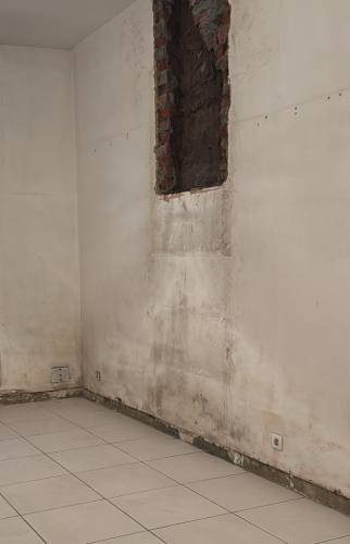 Espace libéré dans le salon après la dépose de la cheminée à Harnes.