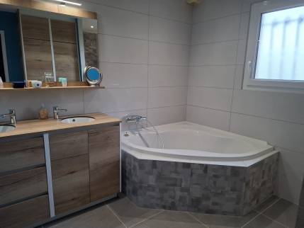 Salle de bain rénovée avec baignoire d'angle - Ambérieu-en-Bugey 01500